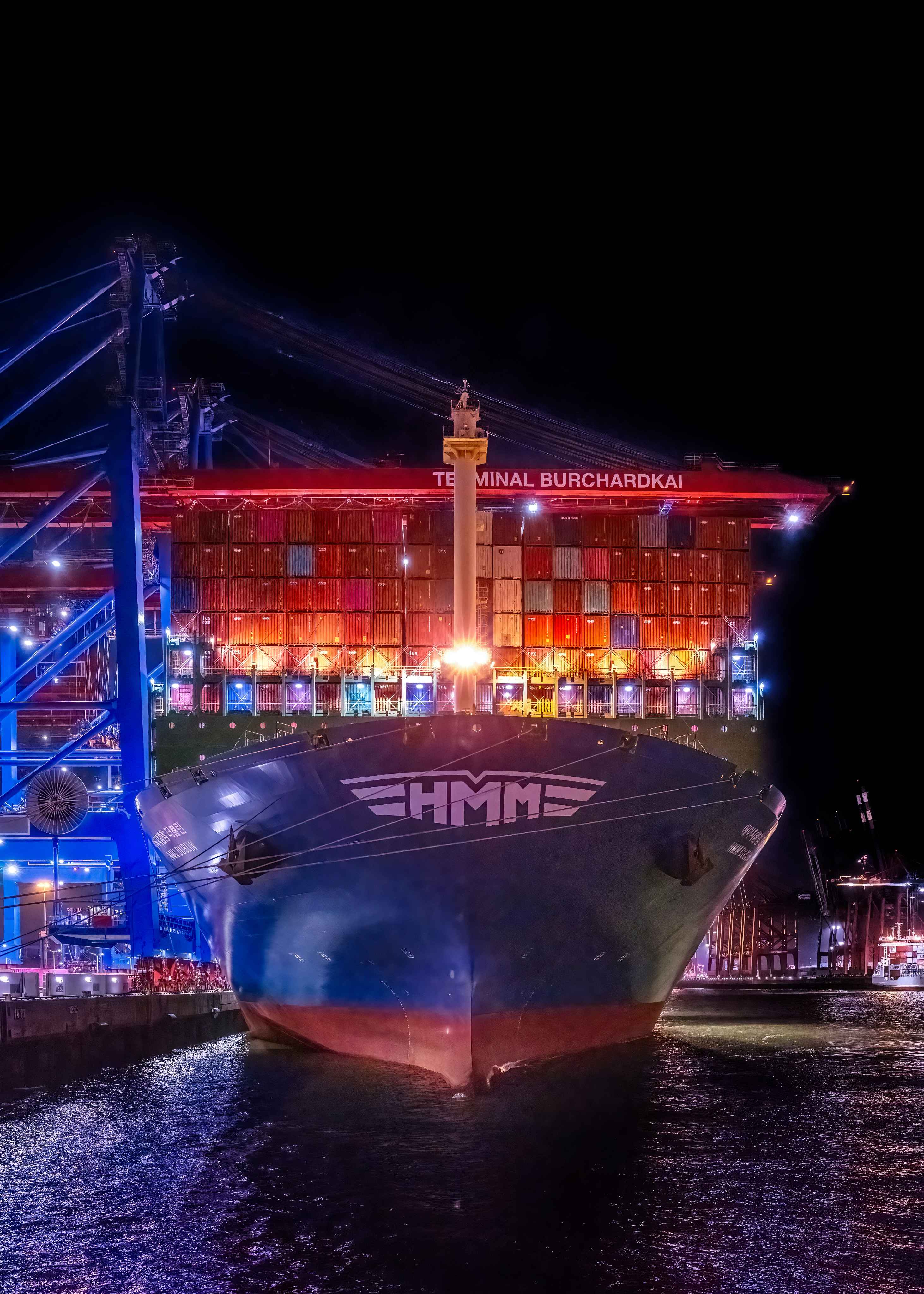 HMM vessel at Burchardkai terminal at night during a documentation handover